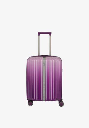 Valise rigide violette avec poignée rétractable et quatre roues, présentant des rainures verticales et une bande centrale argentée avec du texte.