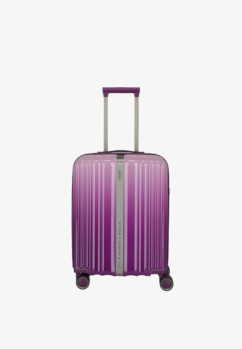 Valise rigide violette avec poignée rétractable et quatre roues, présentant des rainures verticales et une bande centrale argentée avec du texte.