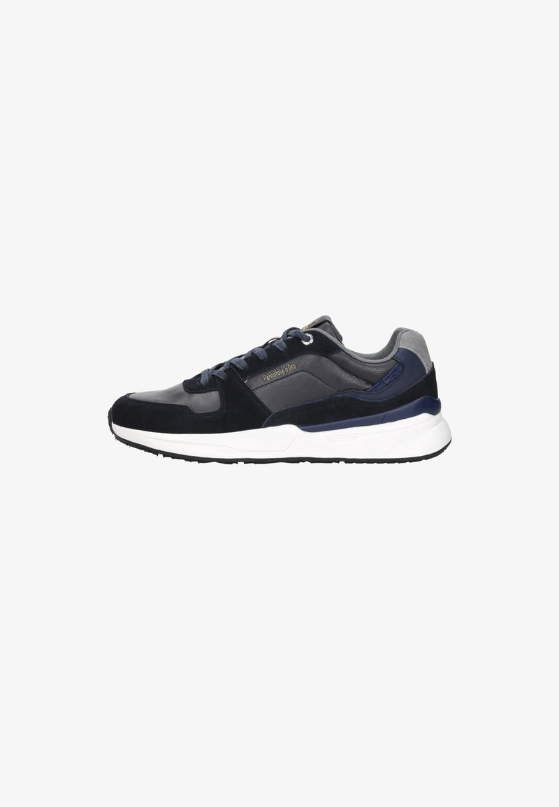 Navyblauwe sneaker met een combinatie van glad leer en zachte suède, met een witte rubberen zool en grijze accenten op de hak en de tong.