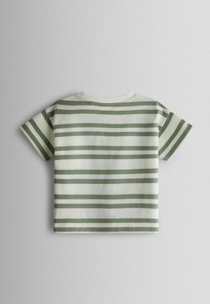 Kreemika ja oliivrohelise triibuline T-särk, lühikeste varrukatega, ümara kaelusega, valmistatud puuvillast, millel on horisontaalsed triibud erineva laiusega.