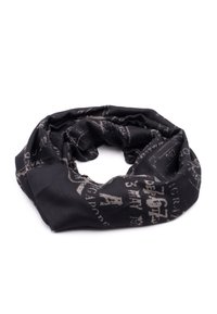 Bufanda negra de tela suave y texturizada con texto y números impresos en gris claro, dispuestos en tamaños y estilos variados.