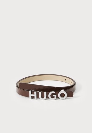Brauner Ledergürtel mit glatter Oberfläche, ausgestattet mit einer Metall-Schnalle mit dem "HUGO"-Logo. Der Gürtel ist schmal, hat ein einfaches Design und verstellbare Löcher.