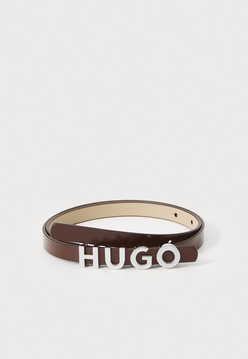 Brauner Ledergürtel mit glatter Oberfläche, ausgestattet mit einer Metall-Schnalle mit dem "HUGO"-Logo. Der Gürtel ist schmal, hat ein einfaches Design und verstellbare Löcher.