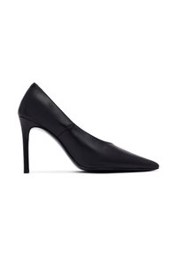 Zapatos de tacón alto de cuero negro con puntera puntiaguda y tacón de aguja delgado. Textura suave sin patrones o adornos visibles.