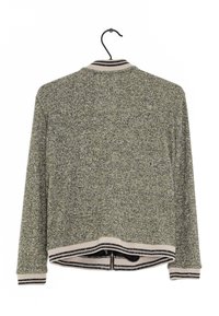 Sweter dzianinowy w kolorze szarym i zielonym z teksturowanym wzorem; czarne i beżowe paski na mankietach i dolnym brzegu; widok z tyłu.