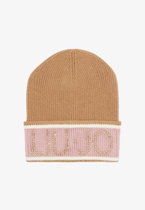 Berretto a maglia beige con texture a coste, caratterizzato da una fascia rosa con "LIU·JO" in borchie dorate. Accentuato da una striscia bianca alla base.
