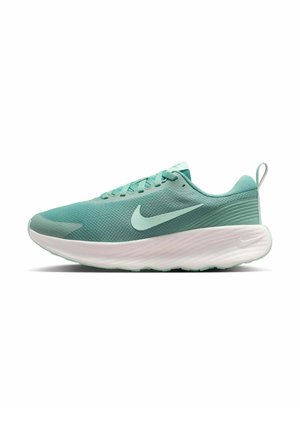 Lichtgroene sportieve sneaker met een bovenwerk van mesh, een ronde neus, platte veters en een dikke witte zool met een golfpatroon en een merkl logo.