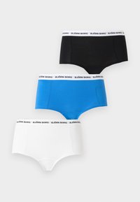 Τρία hipster-style εσώρουχα Björn Borg σε μαύρο, μπλε και λευκό με ελαστικές ζώνες με λογότυπο, σε μονόχρωμο φόντο.