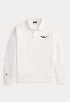 Hvid langærmet Polo Ralph Lauren skjorte med krave, tre knapper, logo på bryst og ærme, lagt fladt på en lys baggrund.