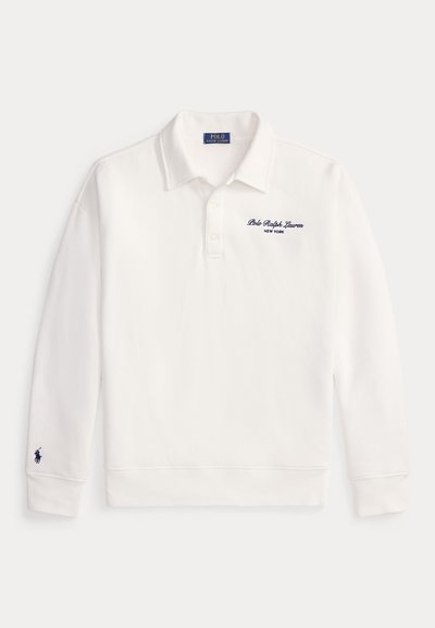Λευκό Polo Ralph Lauren μπλουζάκι με μακριά μανίκια, γιακά, τρία κουμπιά, λογότυπο στο στήθος και στο μανίκι, τοποθετημένο επίπεδα σε ανοιχτό φόντο.