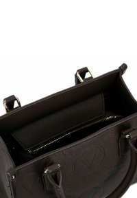 Borsa a mano in pelle marrone scuro con ferrature dorate, caratterizzata da una forma strutturata, tasca interna e dettaglio logo goffrato sulla parte frontale.