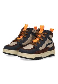 Hoge schoenen met een beige canvas bovenwerk en navy en bruine suède accenten. Oranje etiketten en bruine veters complementeren het ontwerp.