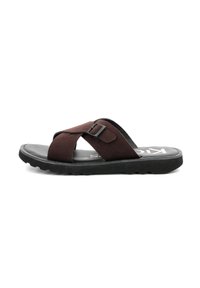 Sandal con suola marrone e due cinturini incrociati, dettaglio fibbia e suola nera testurizzata. La soletta è imbottita per fornire comfort.