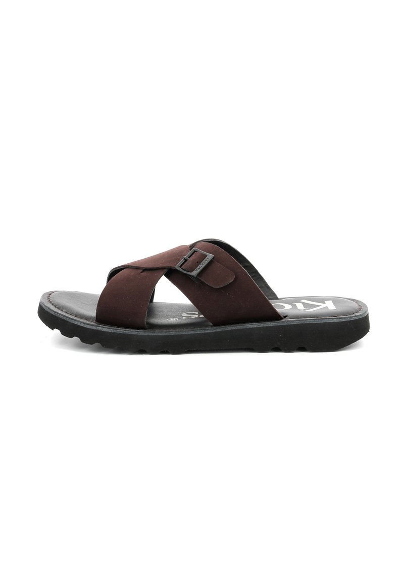 Sandal con suola marrone e due cinturini incrociati, dettaglio fibbia e suola nera testurizzata. La soletta è imbottita per fornire comfort.