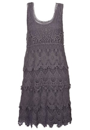 Robe grise sans manches en dentelle avec des motifs superposés floraux et géométriques en crochet, décolleté arrondi et ourlet festonné.