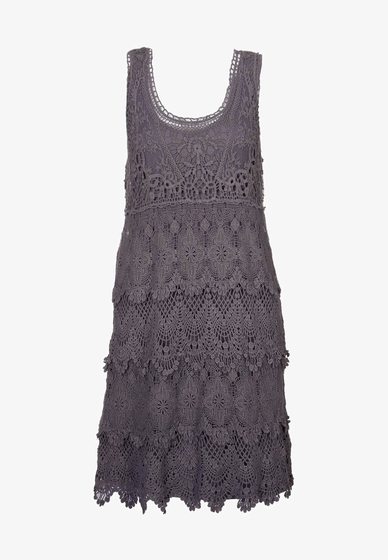 Robe grise sans manches en dentelle avec des motifs superposés floraux et géométriques en crochet, décolleté arrondi et ourlet festonné.