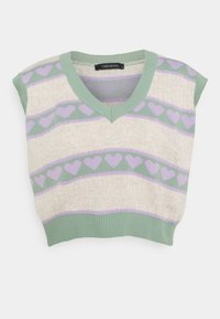 Gebreide cropped trui in beige met groene en lavendelkleurige strepen. Heeft een V-hals en hartpatronen; korte mouwen met geribde randen.