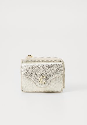 Portafoglio in pelle metallizzata argento con chiusura a patta, hardware dorato, logo inciso, superficie testurizzata e dettaglio con zip sul lato.