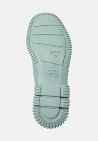 Suela de zapato de goma en verde menta con patrón de agarre texturizado, bordes redondeados y marca "CAMPER"; diseño duradero para una mejor tracción.
