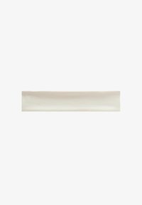 Diadema blanca de tela rectangular suave, colocada plana sobre un fondo blanco, mostrando una textura lisa y ligeras arrugas.