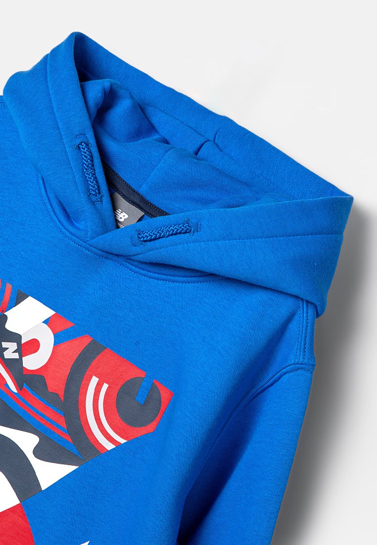 Felpa blu in misto cotone con una grafica frontale nei colori rosso, bianco e nero. Presenta un cappuccio con lacci e polsini a coste.