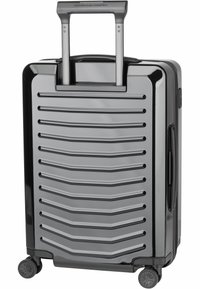 Maleta rígida de color negro brillante con estrías horizontales, asa telescópica y cuatro ruedas para mayor movilidad. Diseño compacto y duradero.