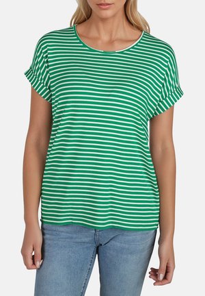 T-shirt à manches courtes rayé vert et blanc avec un col rond. Tissu doux avec une coupe décontractée, featuring des poignets retroussés. Porté avec un jean bleu.