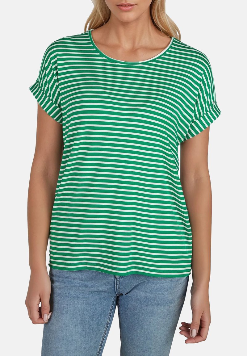 Groen-witte gestreepte T-shirt met korte mouwen en een ronde hals. Zacht materiaal met een relaxed fit, voorzien van opgerolde mouwen. G gedragen met blauwe jeans.