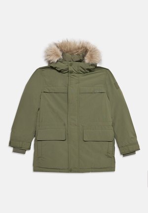 Parka d'hiver verte avec bordure en fausse fourrure sur la capuche, poches à rabat à l'avant et manches longues, posé à plat sur un fond blanc.