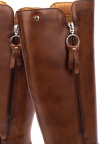Stivali al ginocchio in pelle marrone con cerniera laterale, linguette in pelle e finitura liscia. Accentuati da un piccolo dettaglio a pressione in metallo.