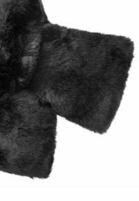 Czarna tkanina z sztucznego futra, puszysta tekstura, różne długości runa, z podwójną nakładającą się sekcją tworzącą miękki, zaokrąglony kształt.