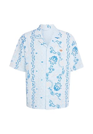 Chemise à manches courtes bleu clair avec des motifs floraux et en spirale en bleu plus foncé et un petit logo orange sur la poitrine gauche.