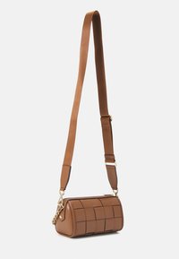 Borsa a tracolla in pelle marrone con forma rettangolare, motivo a griglia, accessori in oro e una tracolla staccabile.