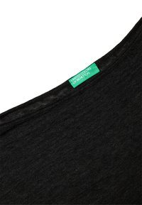 Czarny bawełniany t-shirt z szerokim dekoltem, z zieloną metką z napisem "UNITED COLORS OF BENETTON" blisko kołnierza.