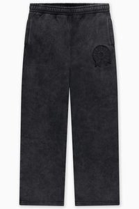 Czarne spodnie dresowe wykonane z miękkiego, teksturowanego materiału. Posiadają elastyczną talię, dwie boczne kieszenie oraz wytłoczony detal z logo.