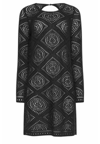 Vestido negro de punto con un patrón de diamantes y espirales, mangas largas, un cuello alto con abertura en la parte posterior y un corte holgado.