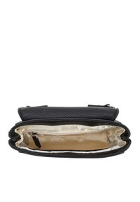 Borsa a mano in pelle nera con finitura testurizzata, interno foderato e tasca con zip. Si apre ampiamente per un facile accesso al contenuto.