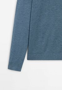 Pull à manches longues en tissu bleu chiné avec poignets et ourlet côtelés, présenté sur fond blanc.