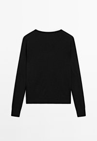 Top nero a maniche lunghe con scollatura rotonda, realizzato in un tessuto leggero e morbido. Presenta una vestibilità cropped e linee semplici e pulite.