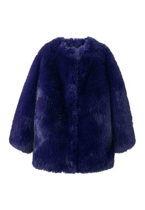 Plüschiger tiefblauer Kunstfellmantel mit langen Ärmeln und rundem Ausschnitt, auf einem weißen Hintergrund präsentiert.