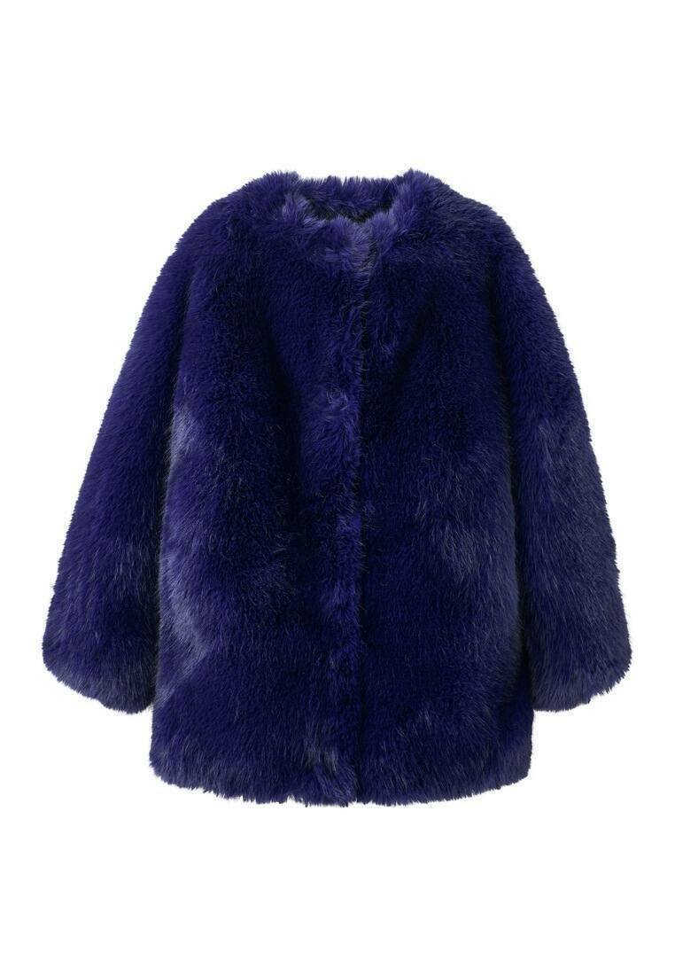 Cappotto in pelliccia sintetica di un profondo blu con maniche lunghe e scollatura rotonda, esposto su uno sfondo bianco.