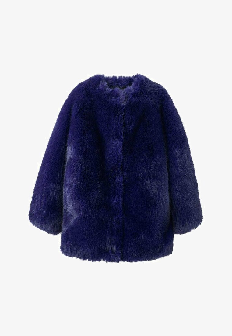 Cappotto in pelliccia sintetica di un profondo blu con maniche lunghe e scollatura rotonda, esposto su uno sfondo bianco.