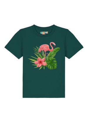 Grünes Kurzarm-T-Shirt mit einem pinken Flamingo, tropischen Blumen- und Blätterrändern in lebhaften Farben. Glatte Stofftextur.