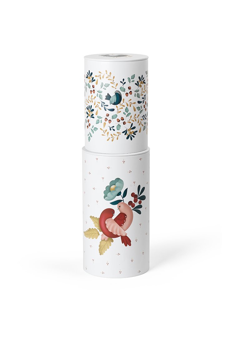 Wysokie, cylindryczne opakowanie z białego kartonu, ozdobione kolorowymi ilustracjami kwiatów i ptaków. Matowe, teksturowane wykończenie z wzorzystym designem.