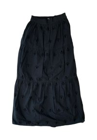 Gonna nera a pieghe realizzata in tessuto leggero con ricami floreali a texture. Vita elasticizzata e silhouette rilassata.