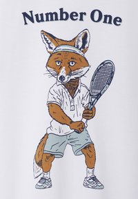 Grafik-T-Shirt mit einem braunen Fuchs in Tenniskleidung, der einen Schläger hält, mit dem Text "Nummer Eins" darüber. Der Fuchs trägt ein Stirnband und Turnschuhe.
