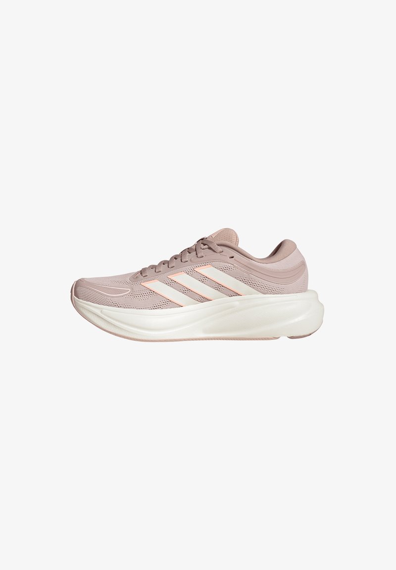 Hellbrauner sportlicher Sneaker mit weißer Sohle und drei blassrosa-weißen Streifen auf dem Mesh-Obermaterial, Seitenansicht, isoliert auf weißem Hintergrund.