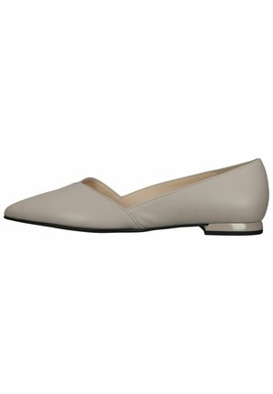 Ballerines à bout pointu en cuir gris clair avec un petit talon, présentant une découpe en V sur le dessus et une texture lisse.