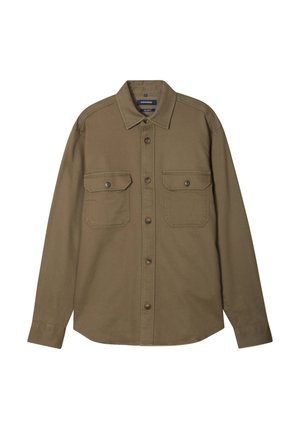 Chemise olive verte à manches longues en tissu coton, avec un col classique, deux poches poitrine et des poignets à boutons.