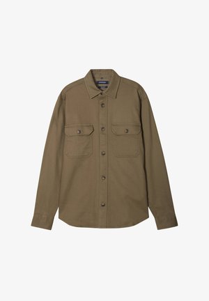 Chemise olive verte à manches longues en tissu coton, avec un col classique, deux poches poitrine et des poignets à boutons.